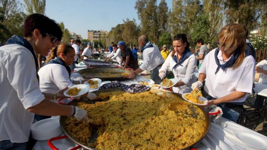 Las 'paelladas' son uno de los actos populares más habituales en Tarragona, y no sólo en fiestas de barrio. Foto: DT
