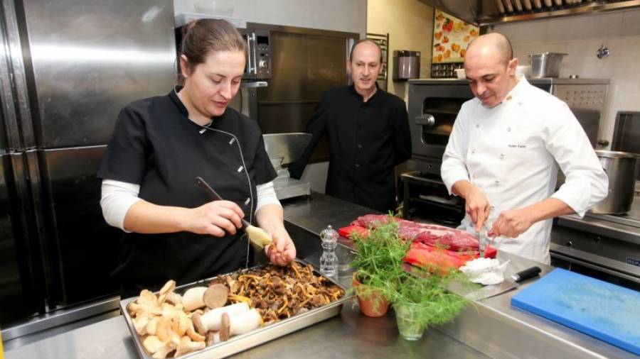 Gina Iscla, propietaria y cocinera de La Reineta, junto a Jordi López, jefe de sala, y el chef Azdin Fathi, en la cocina del restaurante. Foto:alba mariné