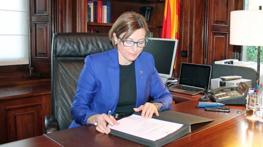 La presidenta del Parlament, Carme Forcadell, en el moment de signar la proposta de candidat a la investidura, aquest diumenge, 10 de gener.