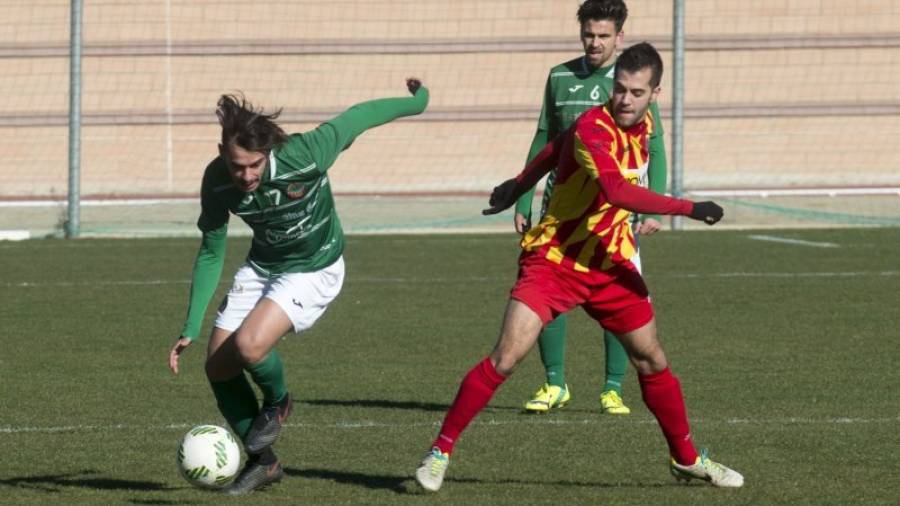 Imagen del partido que disputaron esta temporada el Ascó y el Manlleu en el Municipal asconense. Foto: Joan Revillas