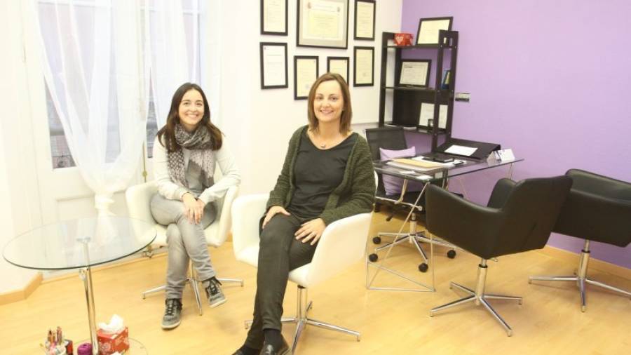 Pilar Sanz (izquierda) y Arantxa Aguilar, en el despacho profesional de la primera, que ejerce también de sede de Funvida. Foto: Lluís Milián