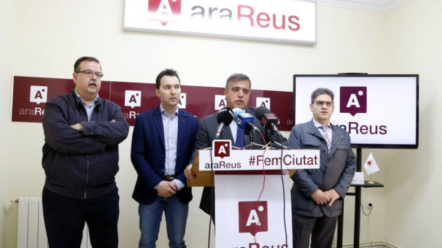 Pla general dels dos regidors d'Ara Reus, Daniel Rubio i Jordi Cervera (al centre), amb dos responsables de formació a la seu del partit. Foto: ACN