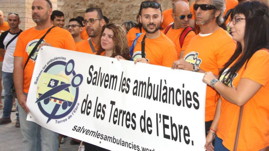 Treballadors del transport sanitari de les Terres de l'Ebre concentrats al setembre per la plataforma Salvem les Ambulàncies a la delegació del Govern a Tortosa on sostenen una pancarta. Foto: ACN