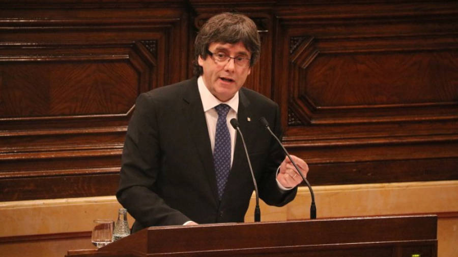 El president de la Generalitat, Carles Puigdemont, parlant a l'hemicicle del Parlament. Imatge del 8 de febrer del 2016.