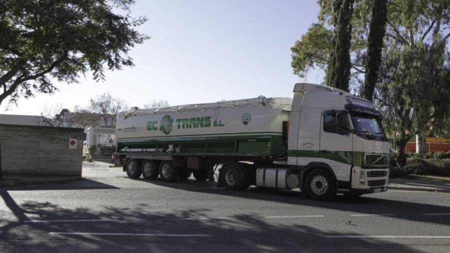 Imagen actual del aparcamiento de camiones que hay en la calle Pintor Fuster. Foto: Alba Mariné