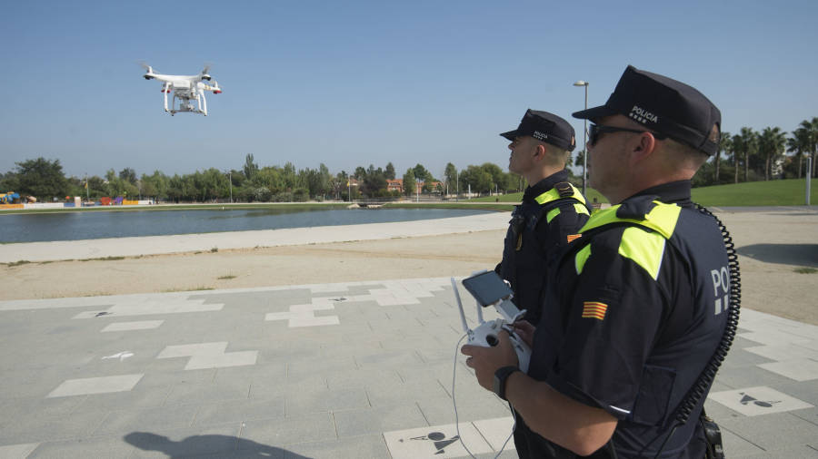 Els dos agents del cos ampostí que s‘han format per pilotar drons. FOTO: JOAN REVILLAS