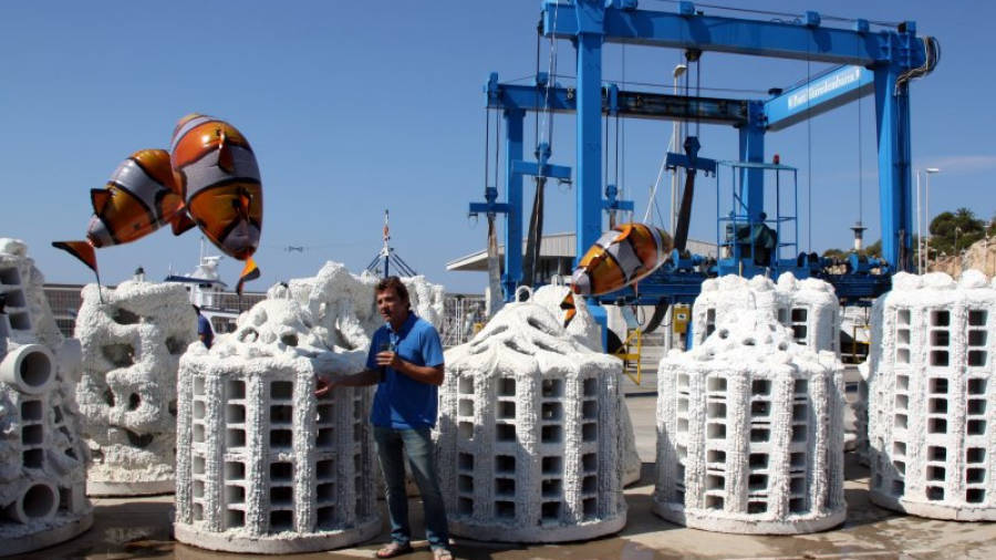 El creador dels biòtops artificials, Miquel Rota, al Port de Torredembarra donant detalls de la fabricació dels esculls marins. Foto: ACN