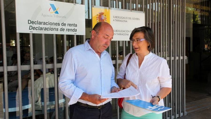 Los concejales Sebastià Domènech y Dolors Compte delante de la Subdelegacion del Gobierno. Foto: Alba Mariné