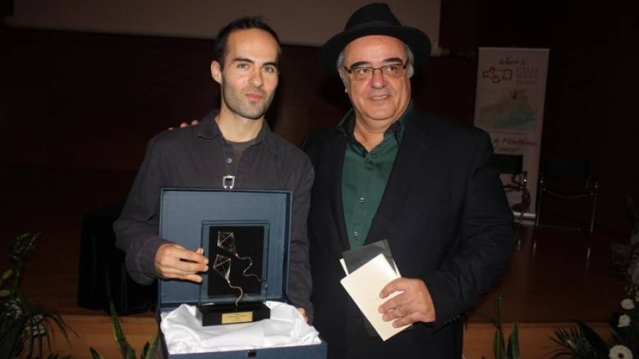 Daniel Morales, a la izquierda, posa junto a Jorge Seca con el galardón en sus manos. foto: cedida
