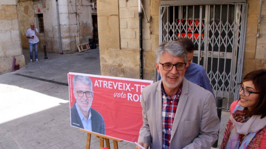 El candidat del PSC de Tortosa, Enric Roig, presentat les seves propostes en matèria de Participació Ciutadana i Transparència a la plaça Montserrat. Foto: ACN