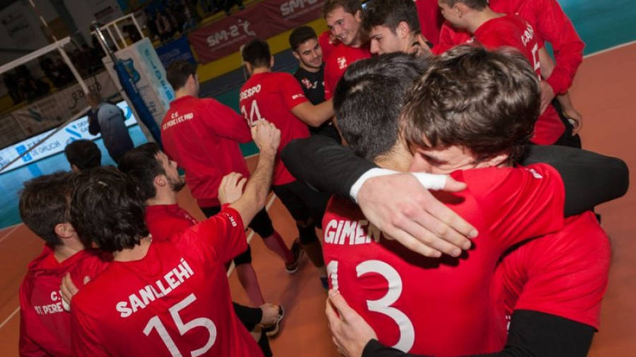 Los jugadores del Sant Pere i Sant Pau se abrazan para celebrar la victoria y la clasificación. Foto: Rfevb.com