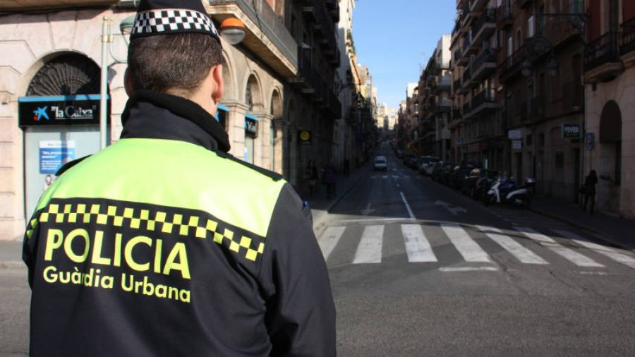Un agent de la Guàrdia Urbana de Tarragona a la zona de la plaça dels Carros en el transcurs de la campanya per sensibilitzar de la importància d'utilitzar el cinturó de seguretat. Foto: ACN