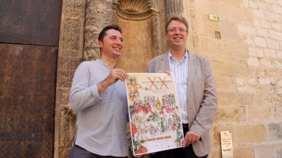L'alcalde de Tortosa, Ferran Bel, i el regidor de la Festa del Renaixement, Domingo Tomàs, amb el cartell de la vintena edició. FOTO: ACN