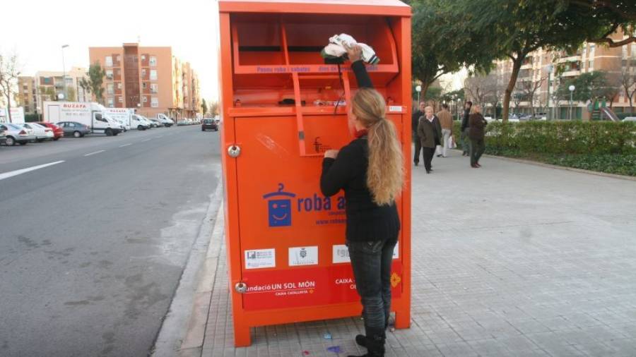 Uno de los contenedores de Roba Amiga en Tarragona. Foto: lluís milián