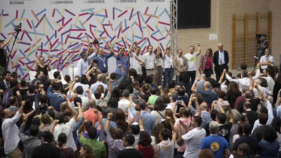 El l&iacute;der rde Unidos Podemos Pablo Iglesias(c), durante la celebraci&oacute;n Zaragoza de la asamblea extraordinaria de los cargos p&uacute;blicos y parlamentarios de la confederaci&oacute;n, para defender un refer&eacute;ndum pactado en Catalu&ntilde;a. Foto: EFE