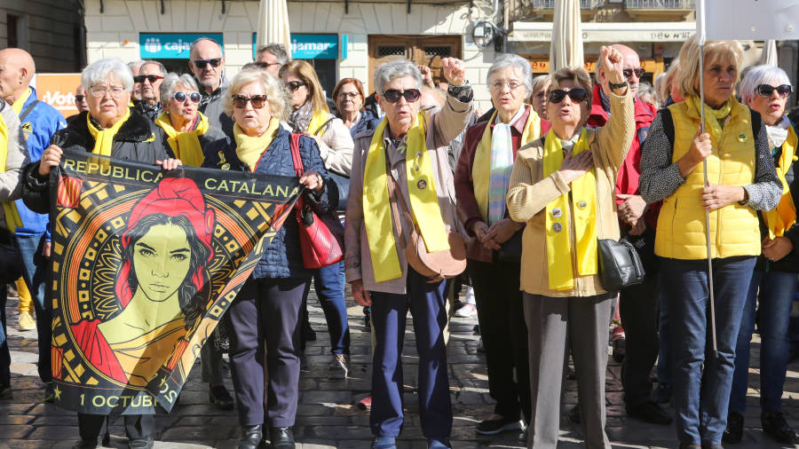 El colectivo Avis i Àvies per la Llibertat se concentró ayer como todos los mediodías en el Mercadal de Reus. FOTO:ALBA MARINÉ