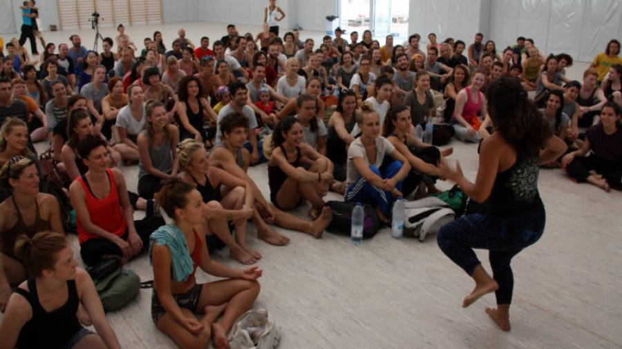 Representació de percussió corporal per donar la benvinguda als participants del Festival Deltebre Dansa. Foto: ACN