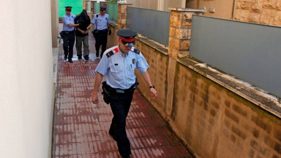 Els Mossos, sortint dels Jutjats de Valls amb el detingut, poc abans d\'ingressar a presó. Foto: ACN