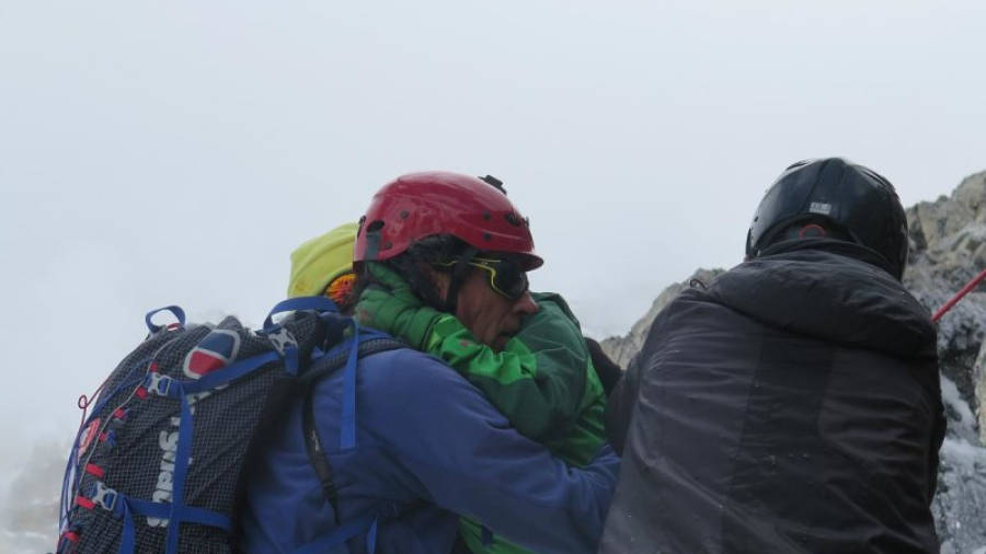 Cadiach abraçant-se amb Luo Jing, una de les alpinistes que va veure's afectada per l'allau. Foto: Òscar Cadiach