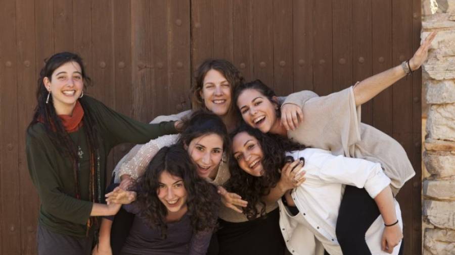 Las seis jóvenes integrantes del grupo musical Roba Estesa. Foto: Sara Estalella Fotografia