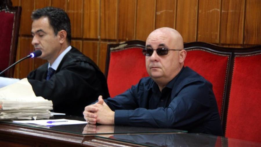 L´acusat, Carlos Pradera, mirant a càmera i amb ulleres de sol, al costat del seu advocat. Foto: ACN
