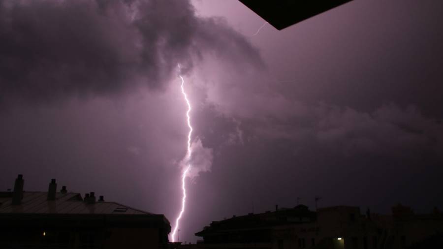 Un llamp durant la tempesta a Salou. FOTO. XAVI MARZ&Agrave;