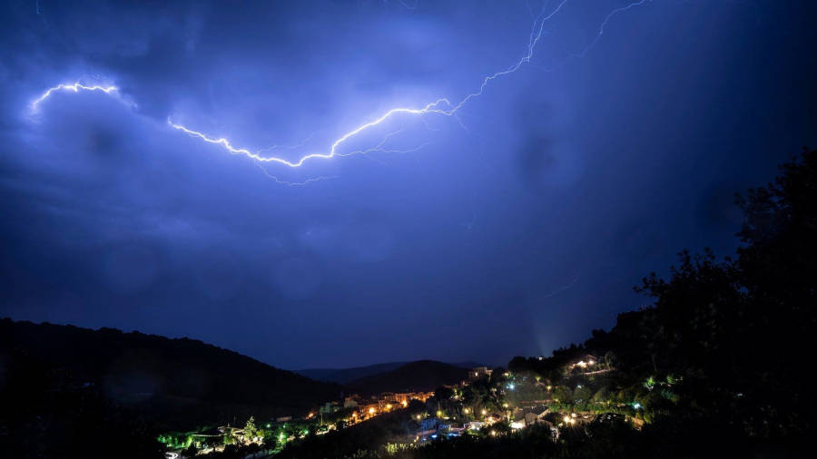 Una tormenta de este verano sobre Vilanova de Prades. Foto: Carlos Uriarte
