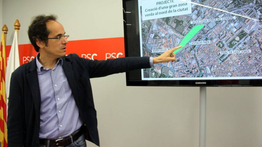 Francesc Vallès (PSC), ensenyant l'àmbit on faria una gran zona verda al nord de la ciutat, entre l'avinguda del Comerç i l'estació de Renfe. Foto: ACN