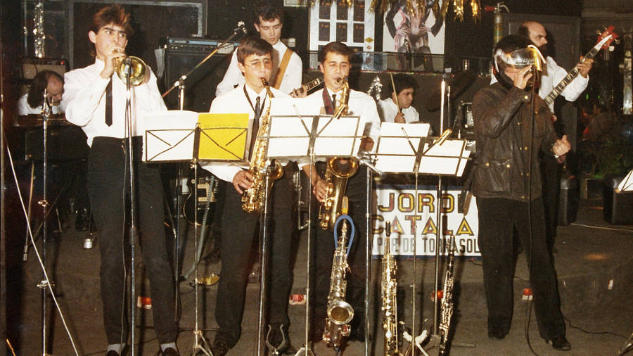 Els Paper de Tornassol l’any 1985, amb Jordi Català cantant amb un casc de moto. foto: Paper de Tornassol