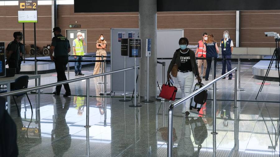 Pasajeros que llegaron el día 1 al aeropuerto de Reus. En la foto, el control de pasaportes. FOTO: FABIÁN ACIDRES