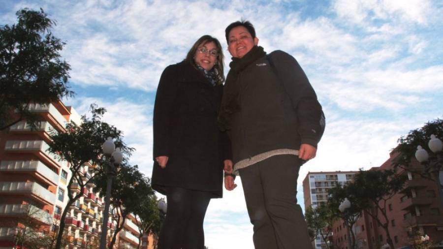 Sandra Ribelles (23 años de Reus) y Mercedes Forte (34 años de Vandellòs i l'Hospitalet) se han conocido a raíz de sufrir la misma enfermedad. Foto: J.C.