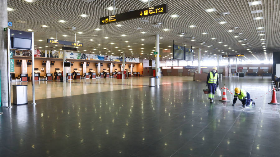 El Aeropuerto de Reus prácticamente vacío ayer por la mañana, con algunas excepciones de operarios y agentes policiales. FOTO: ALBA MARINÉFUENTE: ELABORACIÓN PROPIA