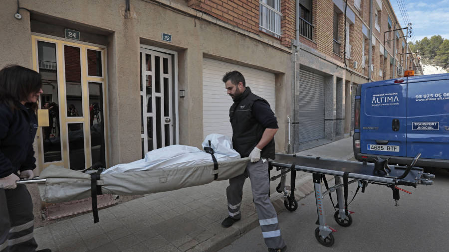 Dos treballadros dels serveis funeraris traslladen el cadÃ ver de la dona, morta a ganivetades. FOTO: SÃ�EZ/EFE