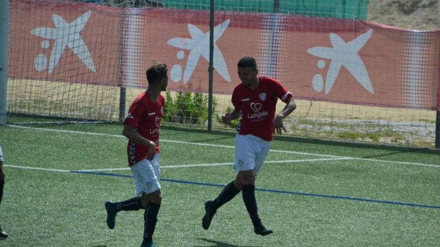 Dos jugadores poblenses celebran uno de los tantos marcados en el partido que les enfrentó al Castelldefels. FOTO: DT