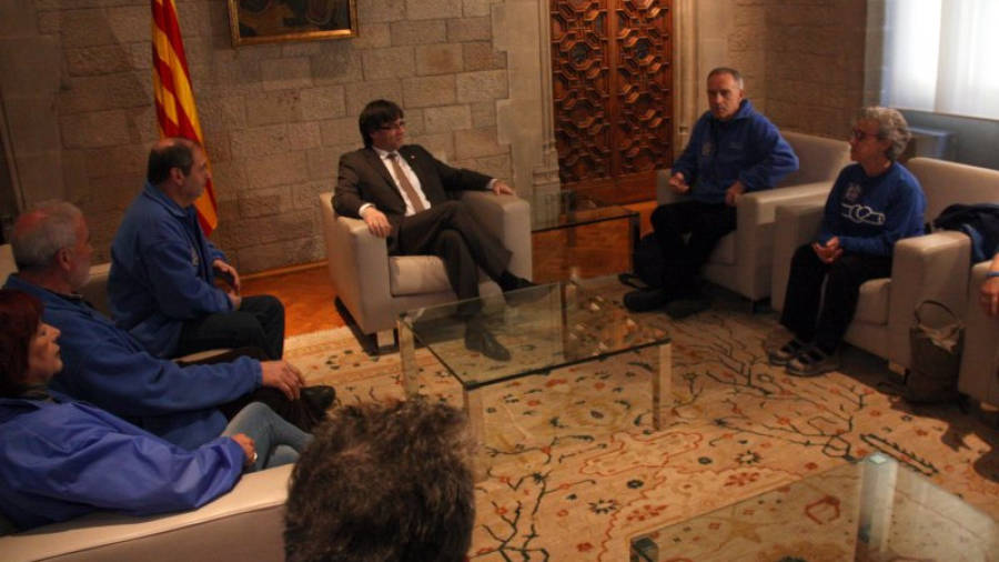 Imatge del president de la Generalitat, Carles Puigdemont, assegut en la reunió amb membres de la PDE