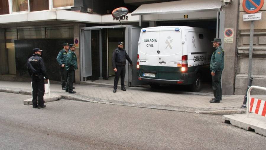Un furgón de la Guardia Civil entra en la Audiencia Nacional con un presunto grupo de yihadistas . Foto: acn