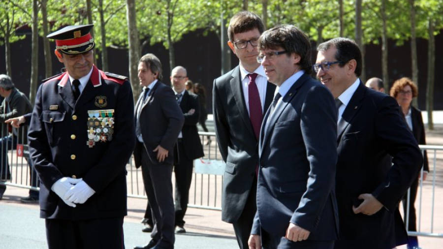 El president de la Generalitat, Carles Puigdemont, con el conseller de Justícia, Carles Mundó; el de Interior, Jordi Jané, y el comisario jefe de los Mossos, Josep Lluís Trapero, el Dia de les Esquadres, 11 d'abril del 2016.