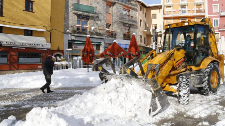 En la imatge una de les màquines excavadores que estan treien neu dels carrers de Puigcerdà.