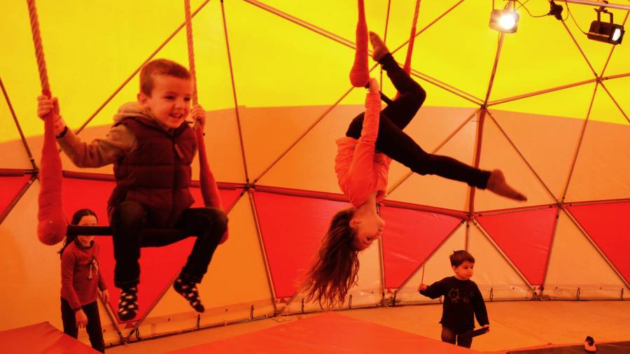 Els nens i nenes poden gaudir de trapezis i fer algunes acrobàcies aèries. FOTO: MONTSE PLANA FOTO: MONTSE PLANA FOTO: MONTSE PLANA