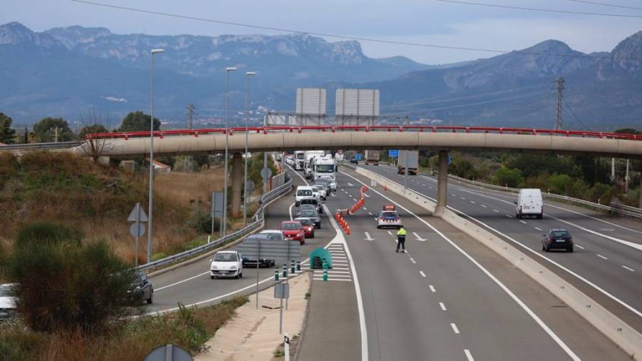 Los coches accediendo a la rotonda de la A-7 con la carretera de Miseric&ograve;rdia. FOTO: Pere Ferr&eacute;