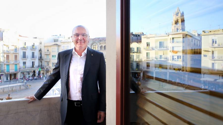 El alcalde de Reus, Carles Pellicer, desde el balcón de su depacho y con la plaza Mercadal de fondo. FOTO: ALBA MARINÉ