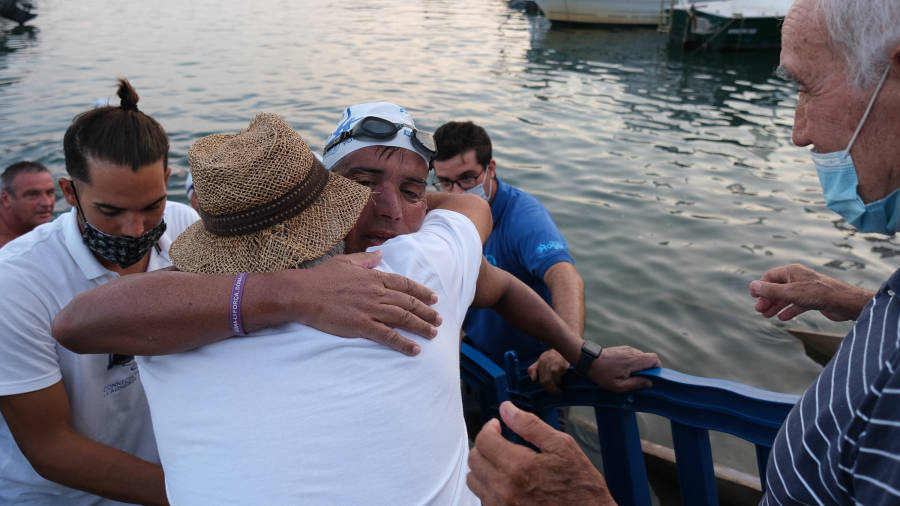 El tragamillas abrazado a Joan Bosch mientras Pitu Casanovs espera. FOTO: Fabi&aacute;n Acidres