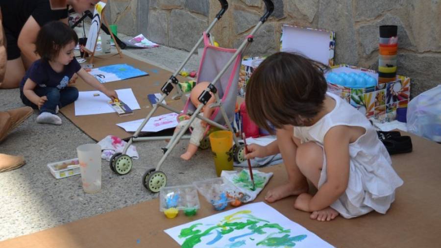 Taller de pintura per a infants al carrer Sortetes de l´Espluga. Foto: M.Plana