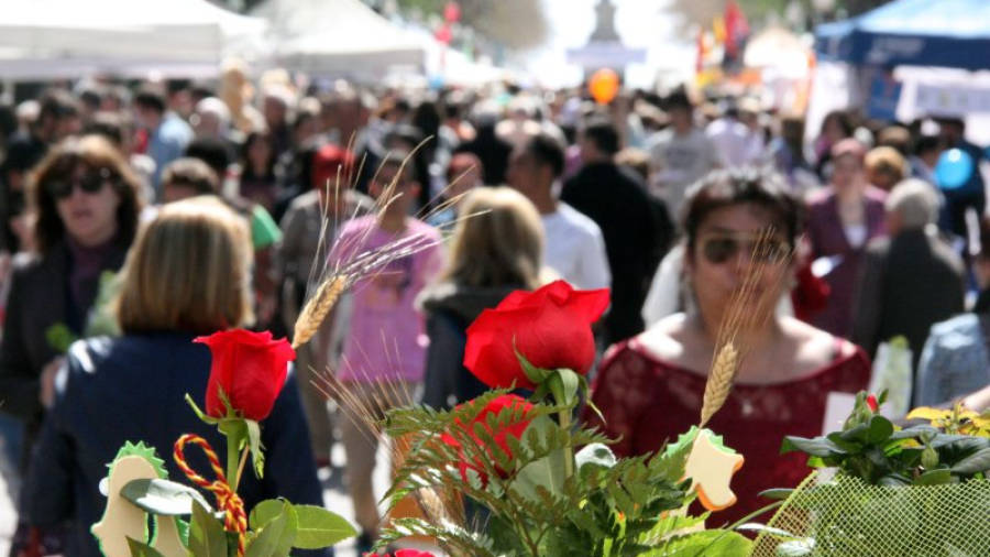 La Rambla Nova de Tarragona, amb milers de tarragonins passejant i unes roses vermelles en primer terme. Foto: ACN