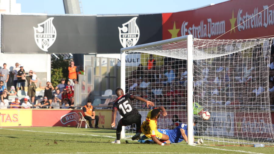 Imagen del primer gol del N&agrave;stic en el que Badia intenta sacar el remate. Foto: Alba Marin&eacute;