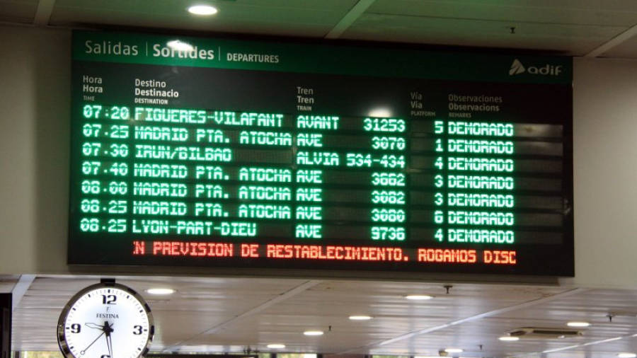 Els panells informatius de l'estació de Sants informen de la demora dels trens d'alta velocitat. Foto: Pol Solà / ACN