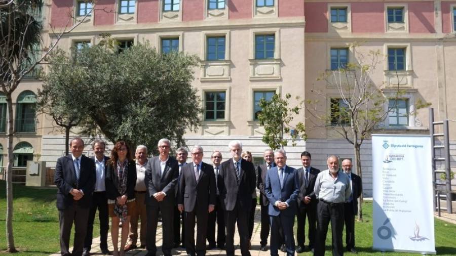 Alcaldes y concejales de las sedes, con el presidente de la Diputació, Josep Poblet, y a su derecha el alcalde de Tarragona, Josep F. Ballesteros. Foto: DT