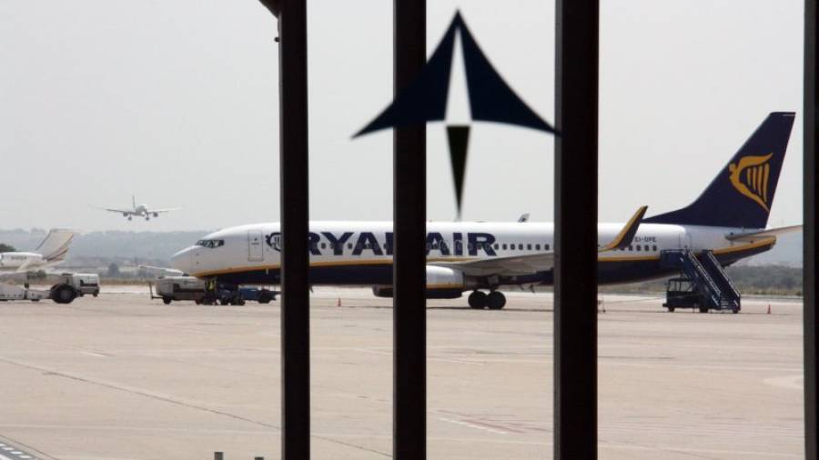 Un avió de Ryanair, vist des de l'interior de la terminal de sortides de l'Aeroport de Reus. Foto: ACN