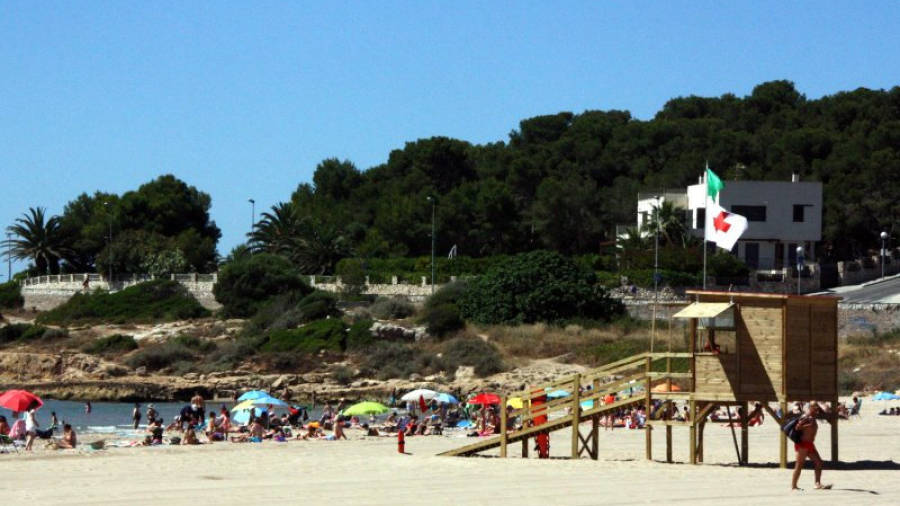 Pla obert d'una de les noves torres d'intervenció immediata de la Creu Roja a la platja de l'Arrabassada de Tarragona. Imatge del 22 de juny del 2016