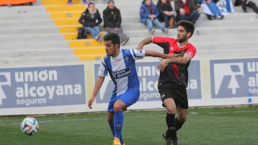 Pituli, a la izquierda, controla un balón durante un partido de esta temporada. Foto: Información Alicante